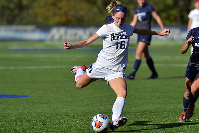First-Half Scoring Leads Women’s Soccer Past Medaille
