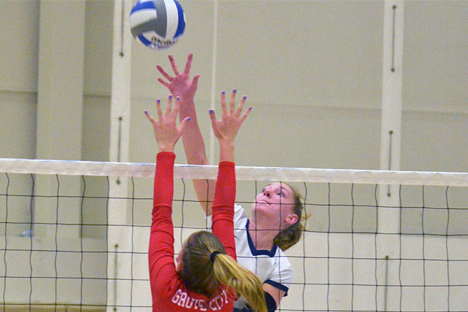 Women's Volleyball Remains Unbeaten in AMCC; Lions Down Medaille