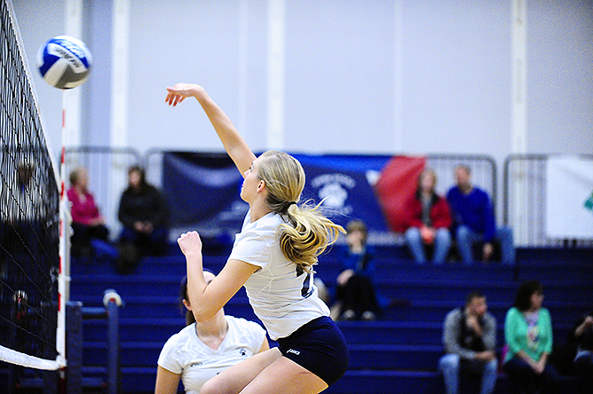 Women's Volleyball Defeats St. Vincent; Falls to Westminster in Northwest PA Challenge Tournament